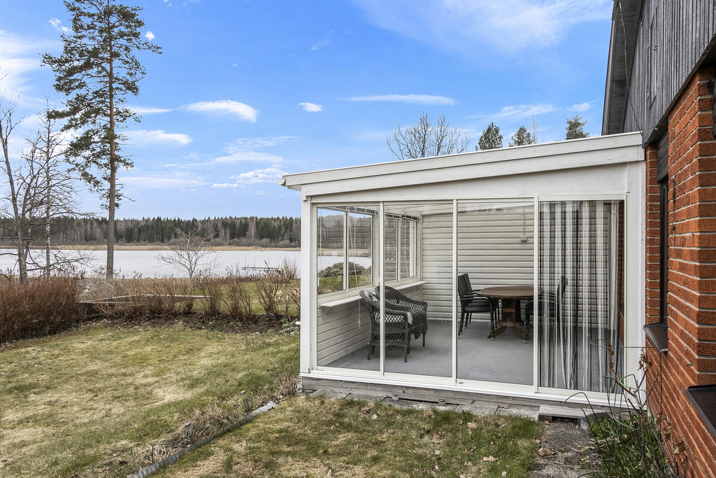 Uterum med utsikt över sjön