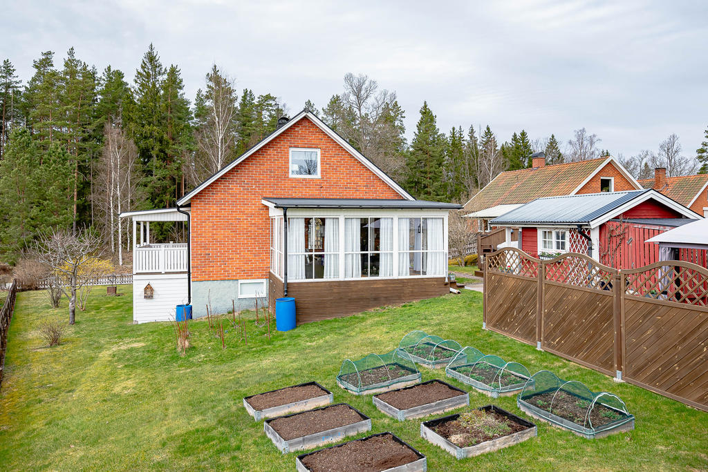 Från trädgård mot uterum