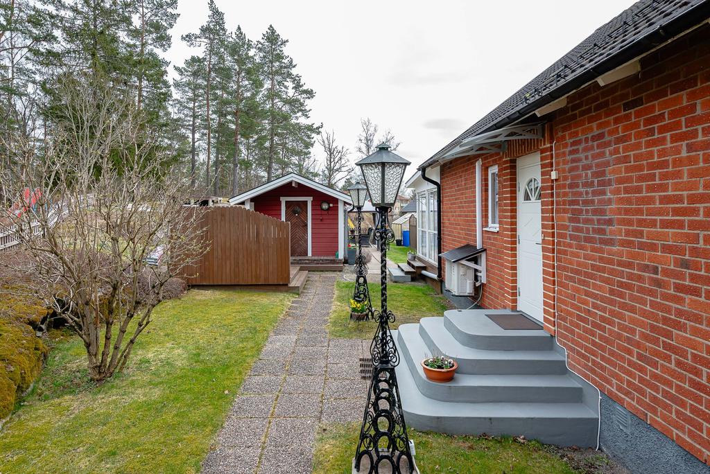 Entrésida mot gästhus