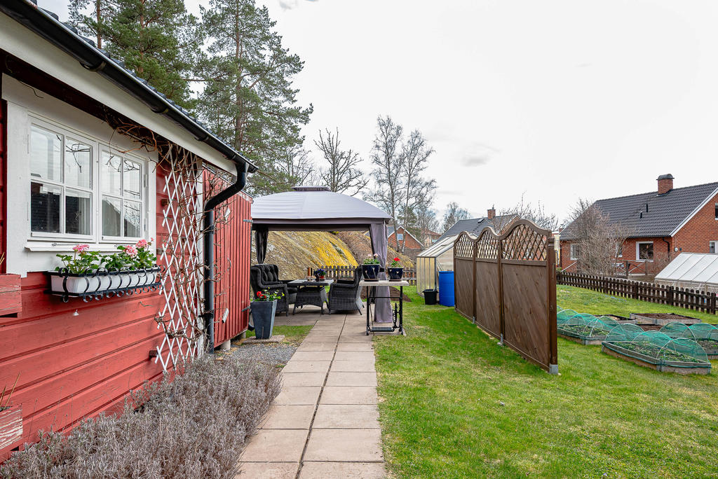 Stenlagd gång mot paviljongen