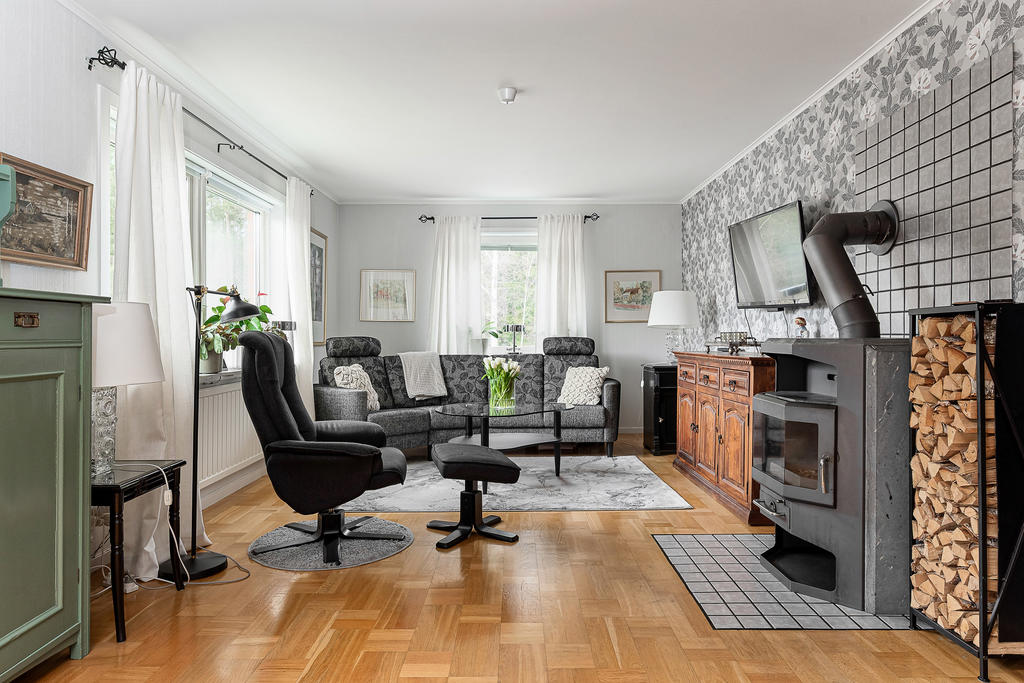 Vardagsrum med värmande kamin