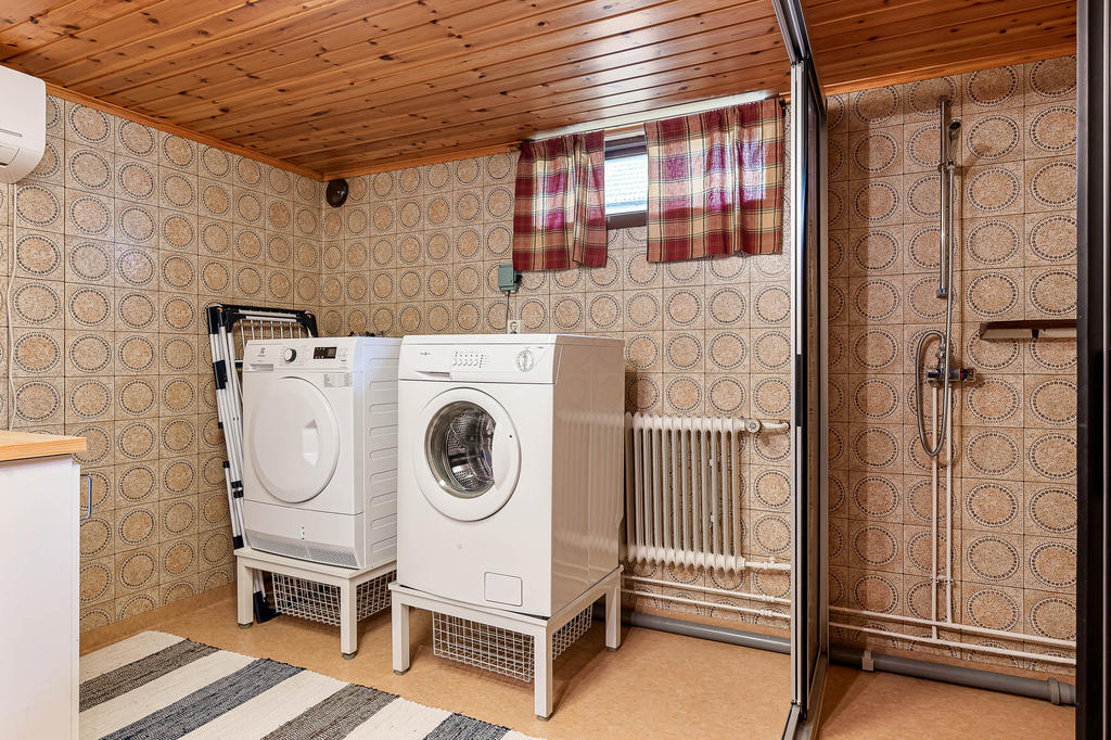 Tvättstuga och dusch i källare