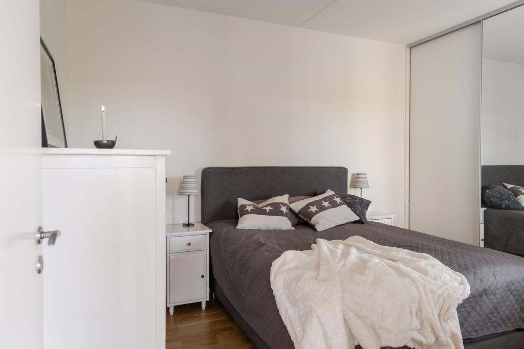Sovrum med plats för dubbelsäng 