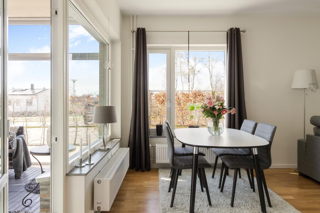 Matplats vid fönster i anslutning till vardagsrummet
