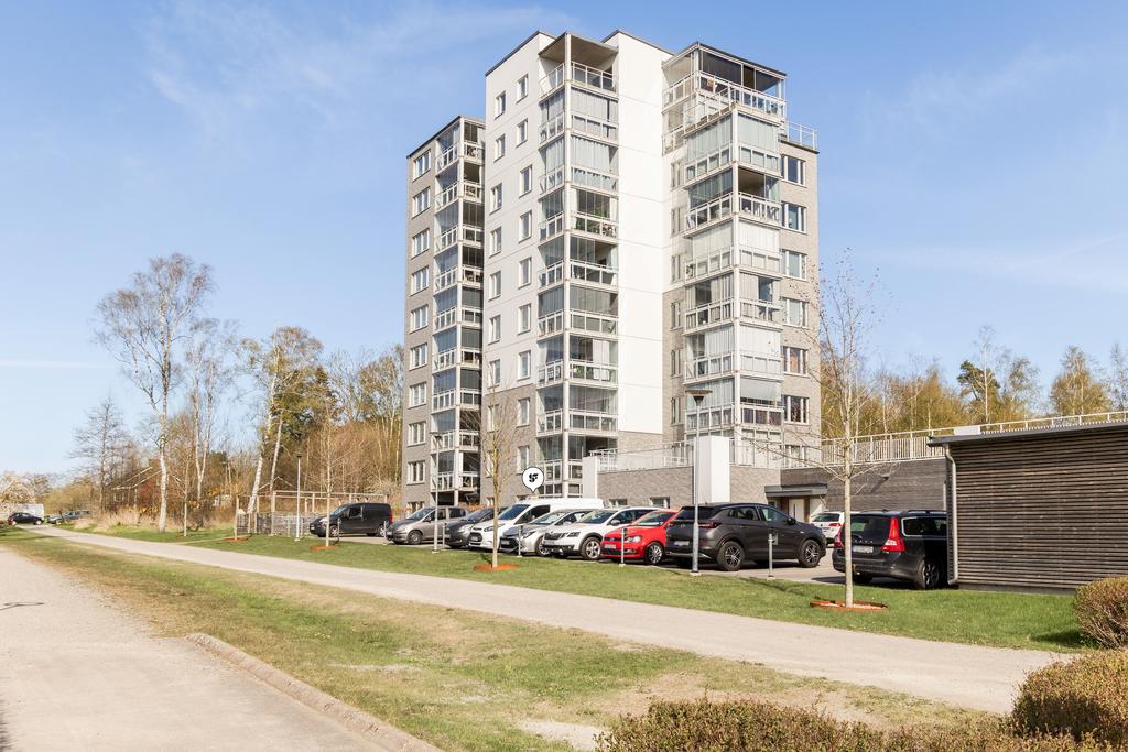 Översikt av byggnaden och dess omgivning
