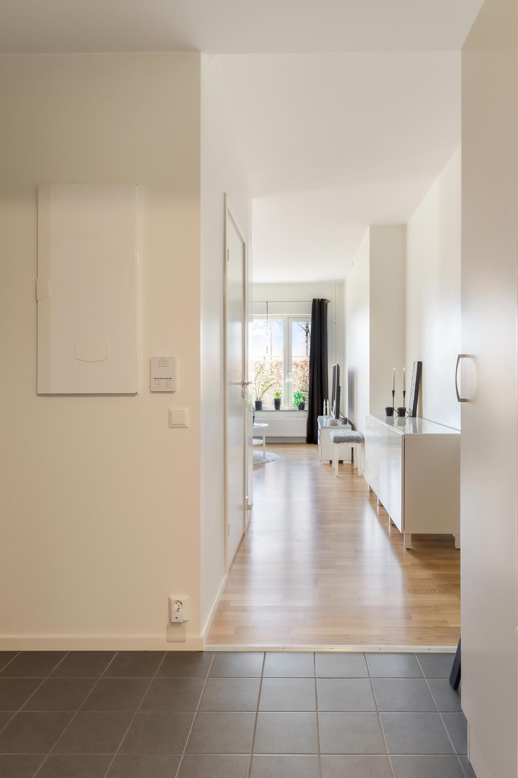 Vy från hallen som leder vidare in mot bostadens sociala ytor