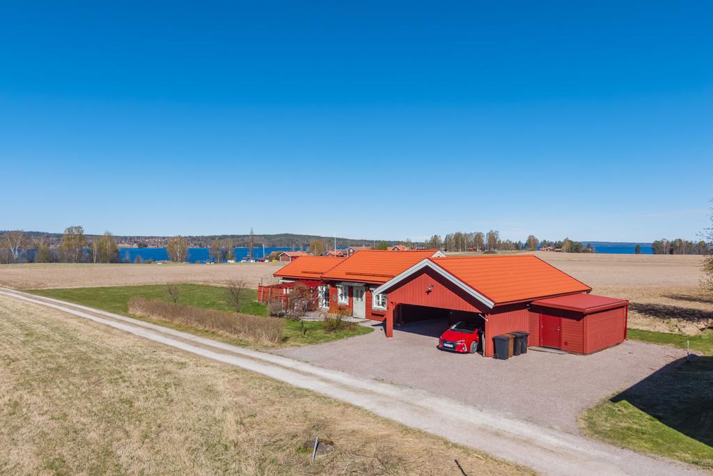 Välkommen till ett lättskött och stilrent enplanshus från 2018.