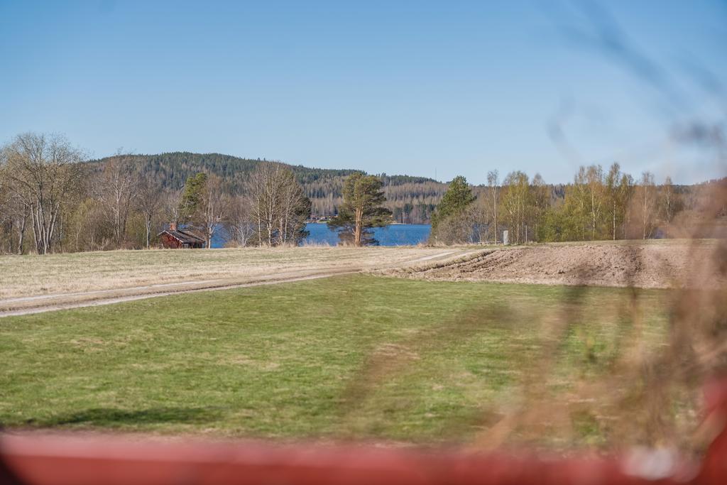 Här bor du med direktkontakt med öppna vidder och åkrar som närmaste granne och utsikt över Siljan.