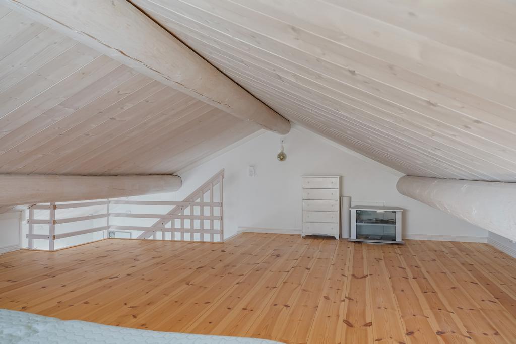 På det övre planet finns dessutom ett praktiskt loft som passar utmärkt för extra sovplatser eller förvaring. 