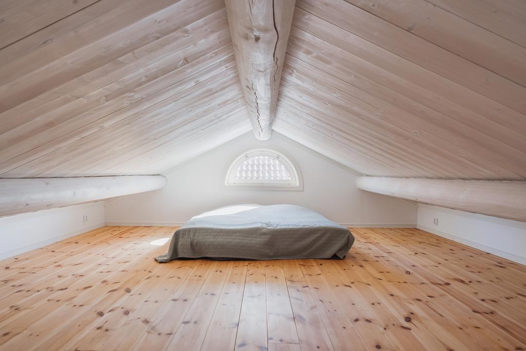 På det övre planet finns dessutom ett praktiskt loft som passar utmärkt för extra sovplatser eller förvaring. 