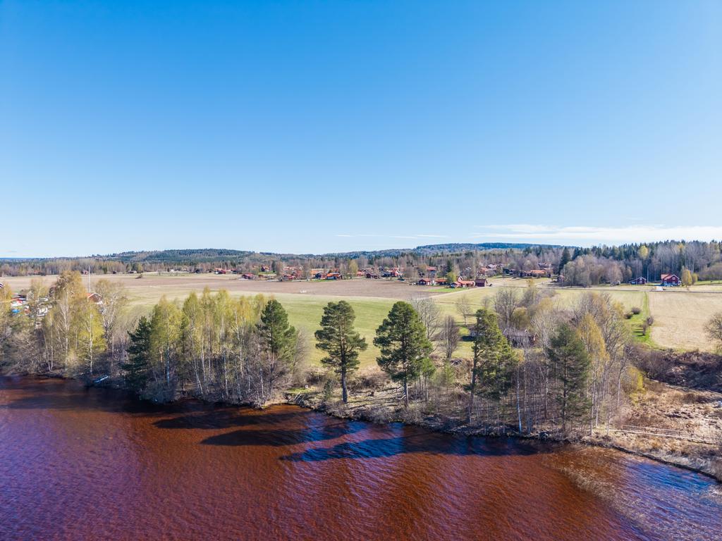 Här kan du njuta av långa promenader längs stranden vid Siljan