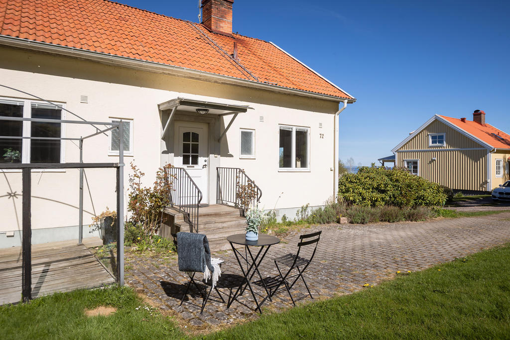 Trivsam uteplats för morgonkaffet i österläge 