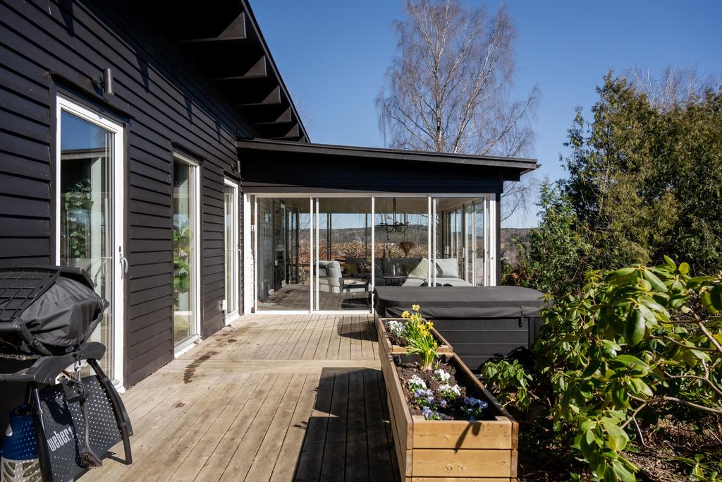 Baksidan med altan och spabad