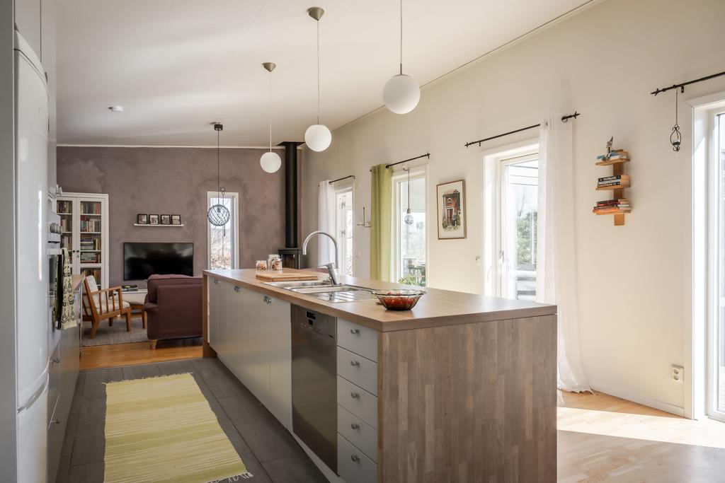 Öppen planlösning och många fönster för mycket ljusinsläpp