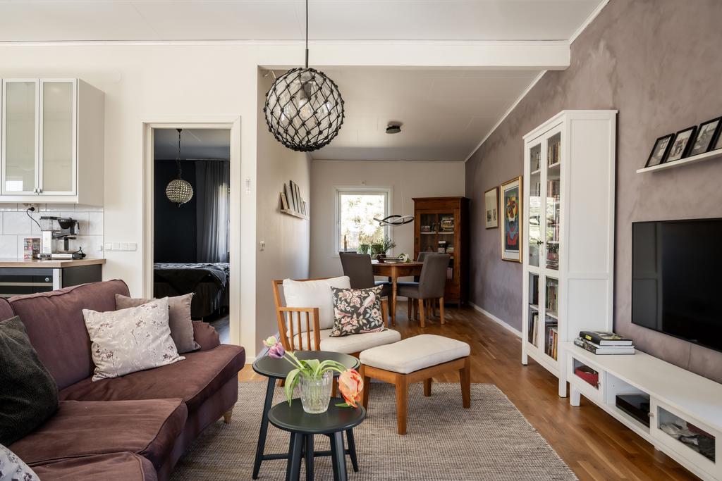 Mot matsalsdel samt sovrum