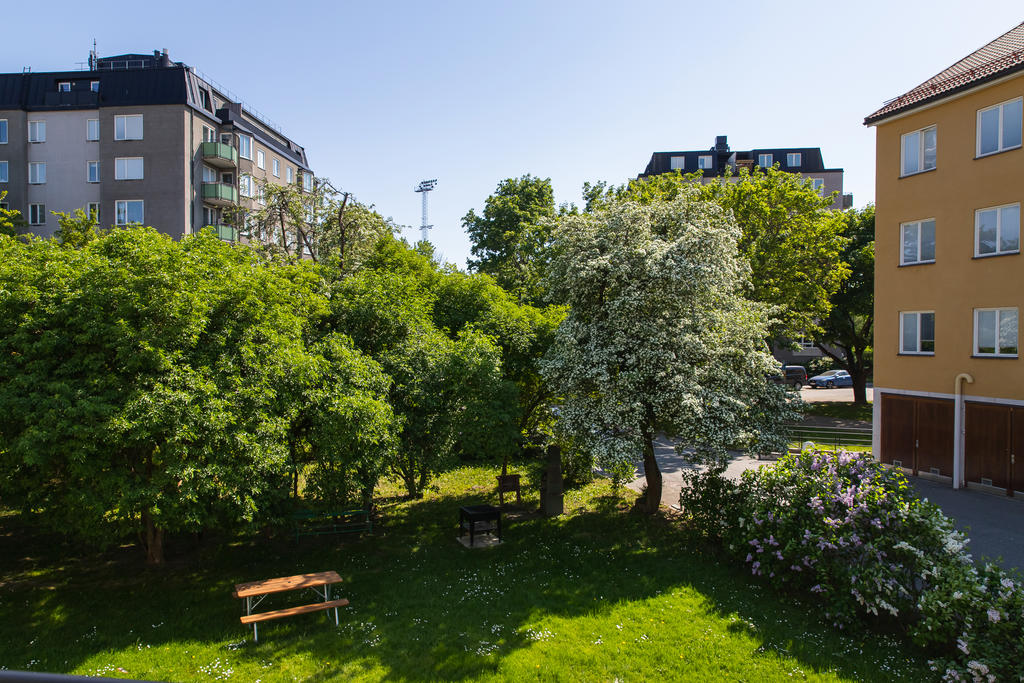 Utsikt från balkong sommartid