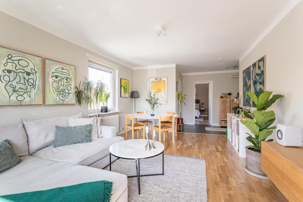 Vardagsrum med fönster i två väderstreck