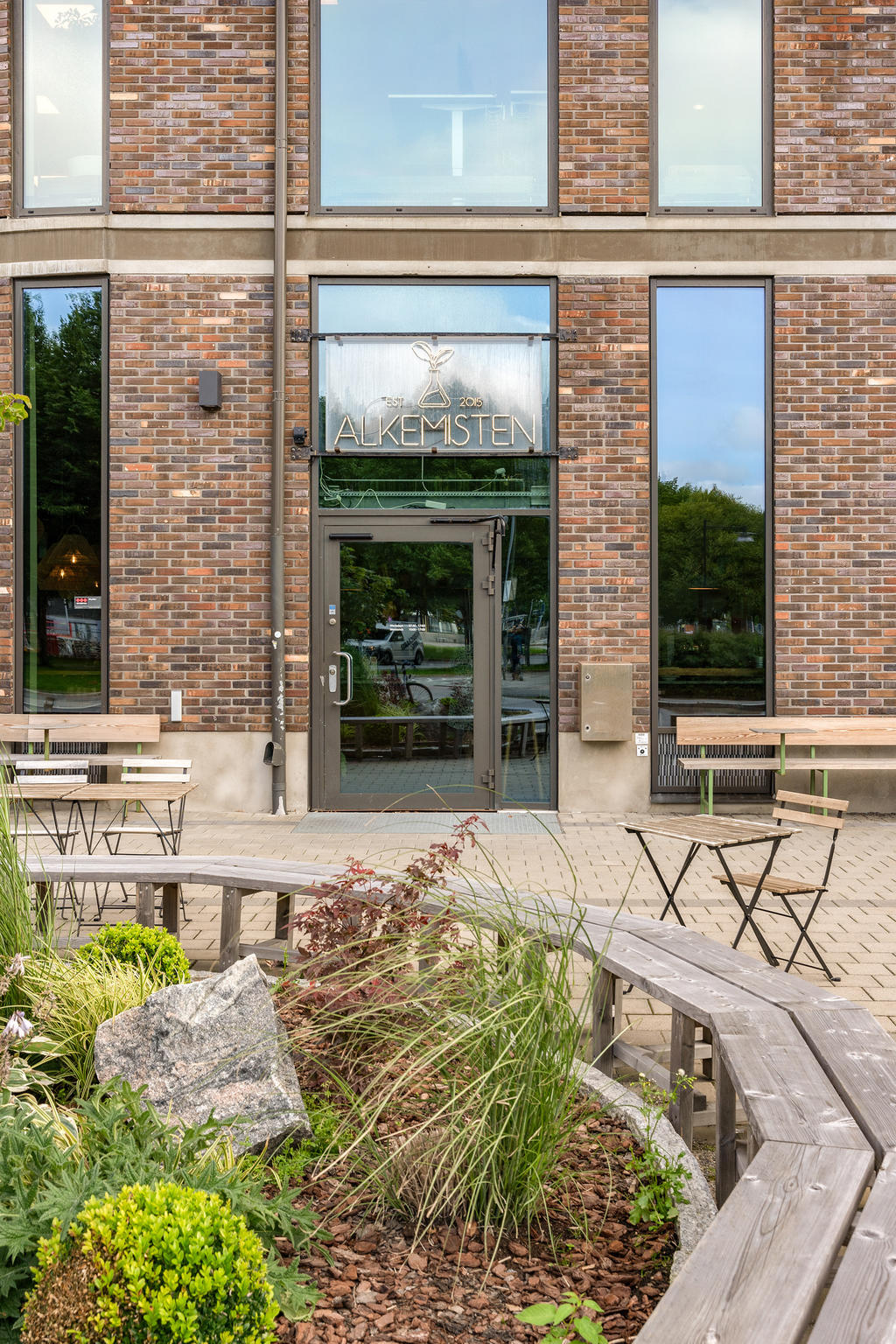 En av många populära restauranger i området.