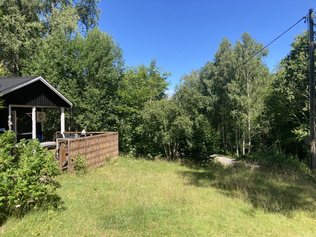 Vägen leder till den närbelägna sjön