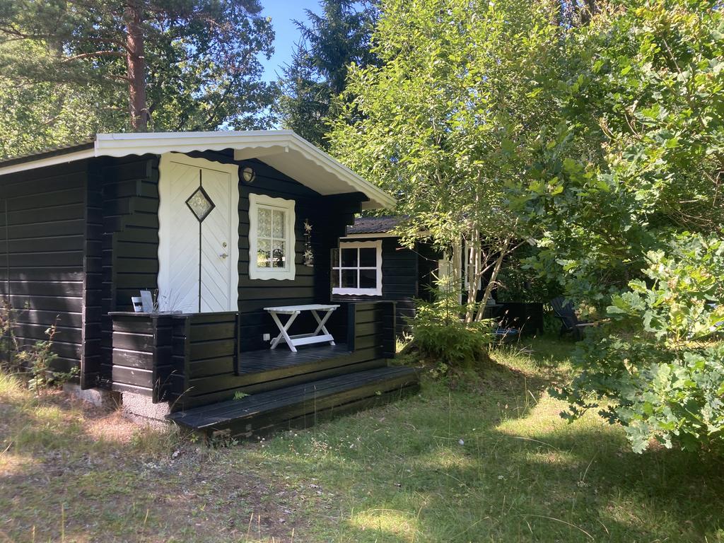 Två gäststugor på den egna tomten med plats för 5 övernattande gäster