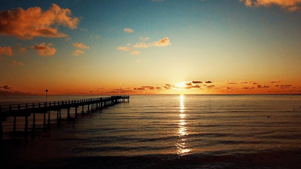 Kvällsbild över vår fina badbrygga på Skrea Strand