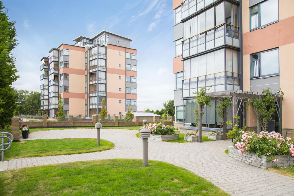 Del av gården med entré även ifrån huset sida mot havet