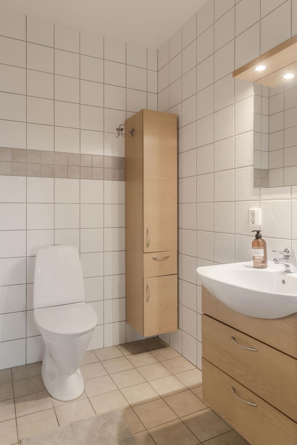 Helkaklad gäst-wc med gott om förvaring