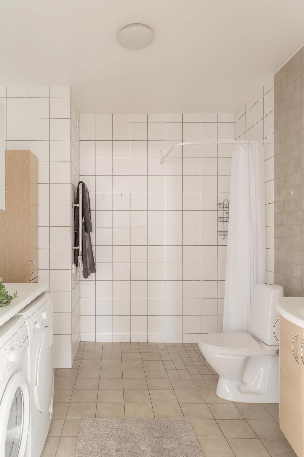 Helkaklad, kombinerad dusch/wc/tvätt/tork