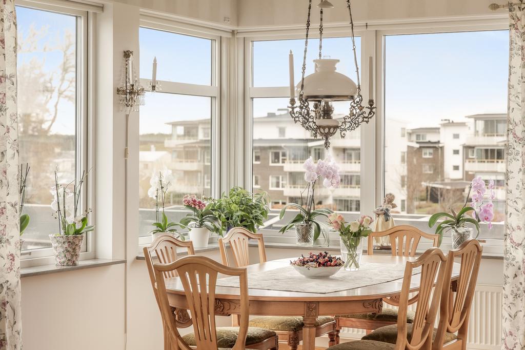 Ljus matplats utanför köket