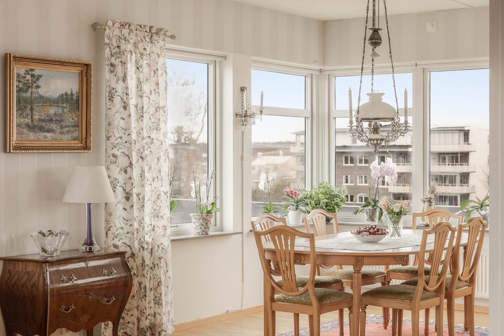 Ljus matplats utanför köket