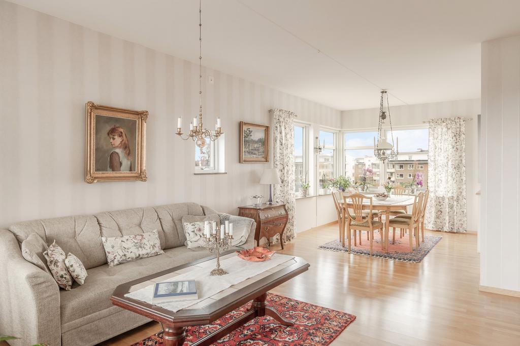 Vardagsrum mot matplatsen