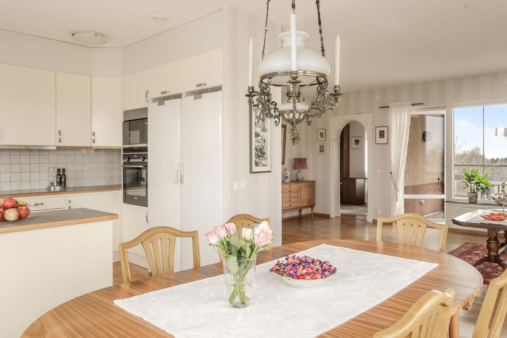 Matplatsen mot vardagsrum och kök