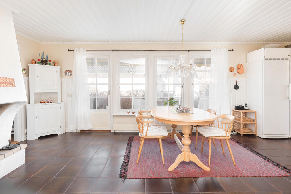 Rymligt kök & matplats med utgång till altan.