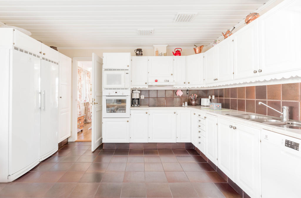 Rymligt kök & matplats med utgång till altan.