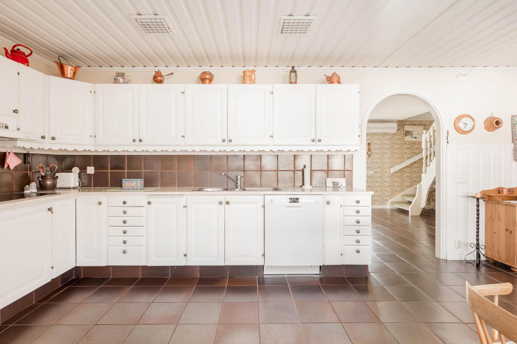 Rymligt kök & matplats med utgång till altan.