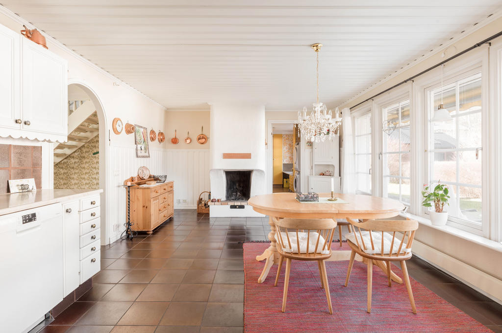 Rymligt kök & matplats med utgång till altan.