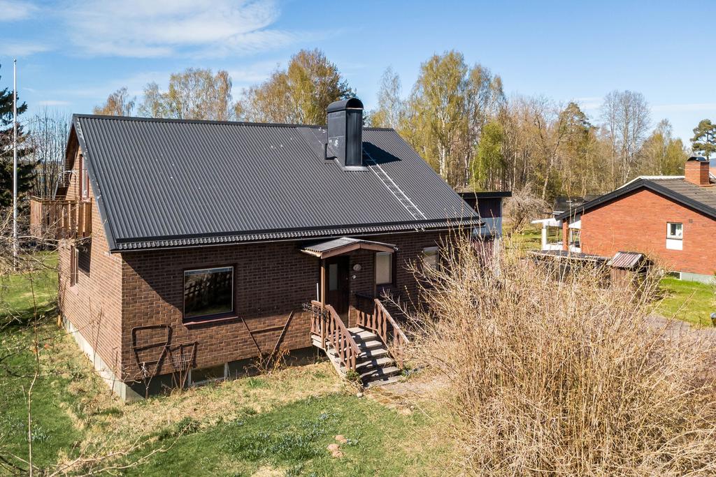 Plåttak och tegelfasad