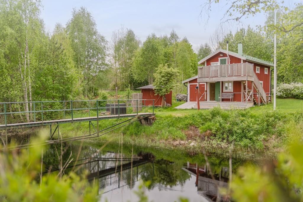 I det andra huset, tidigare uthuset finns idag sovloft, vedeldad bastu, verkstad och ett praktiskt förråd 