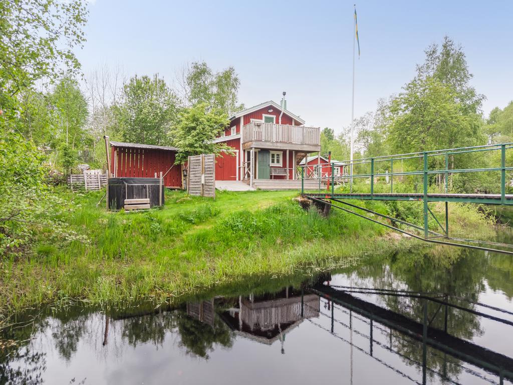 Badtunna intill ån och älven. 