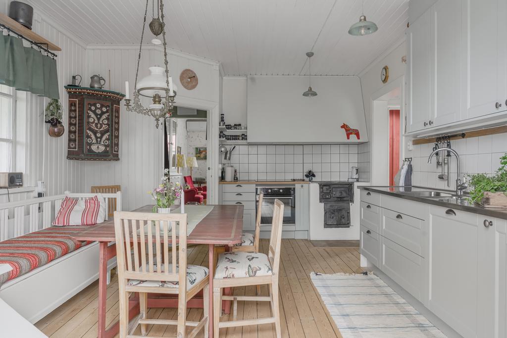 Platsbyggt kök i sobert grönt och fina brädgolv