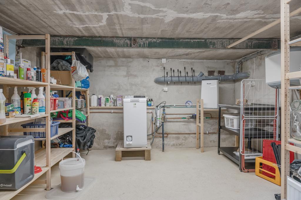 Källare med förvaring under bostadshuset