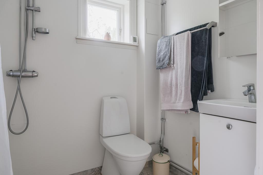 Renoverat badrunm med dusch i bostadshuset