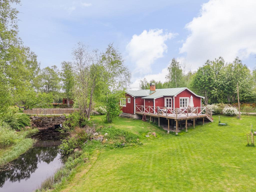 Stor, altan mot ån, njut av solen morgon till kväll