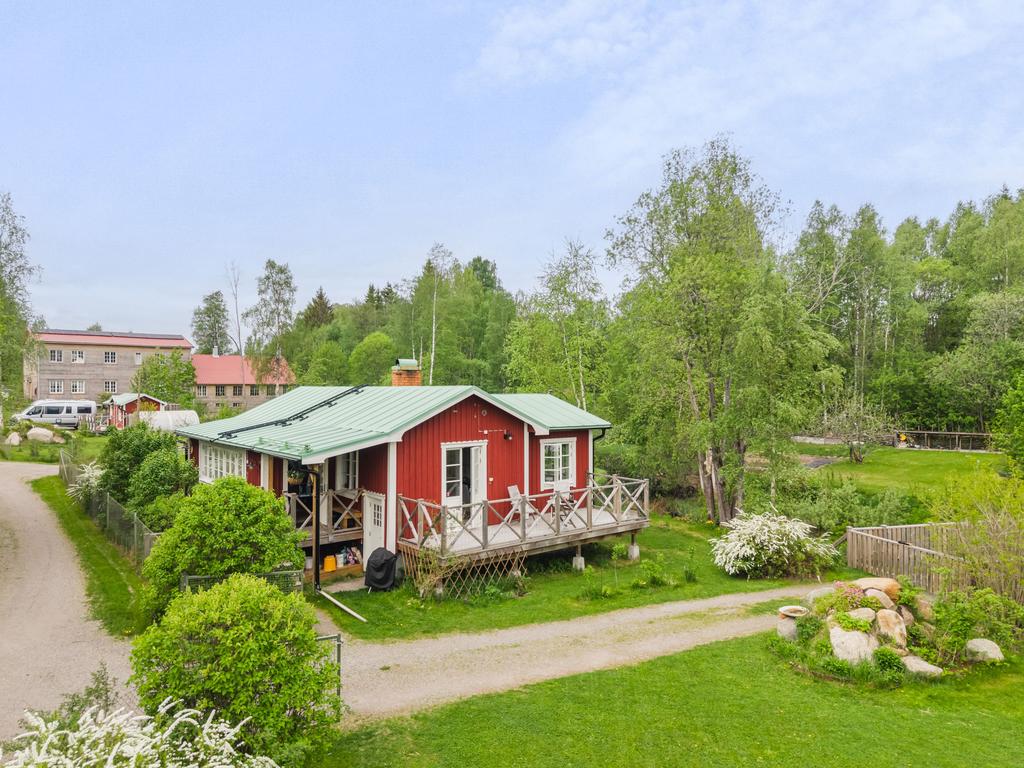 Bostadshuset rymmer, kök, vardagsrum, sovrum och badrum. Allt i toppskick