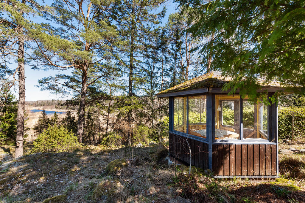 Lusthuset med sjön Sottern i bakgrunden