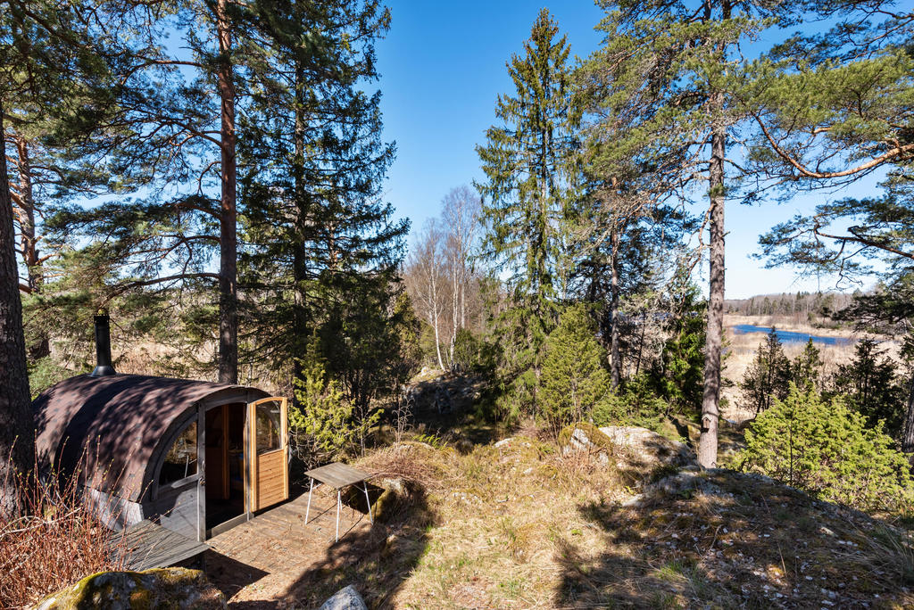 Bastun med sjön Sottern i bakgrunden