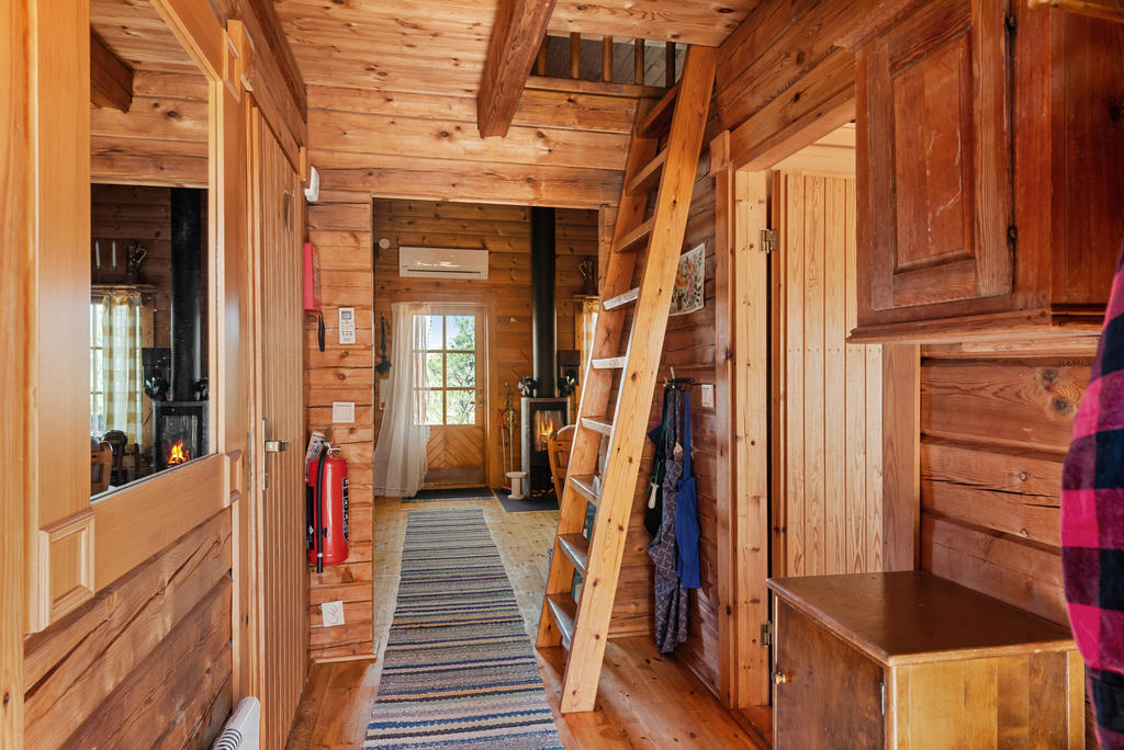 Entréhall med uppgång till sovloft