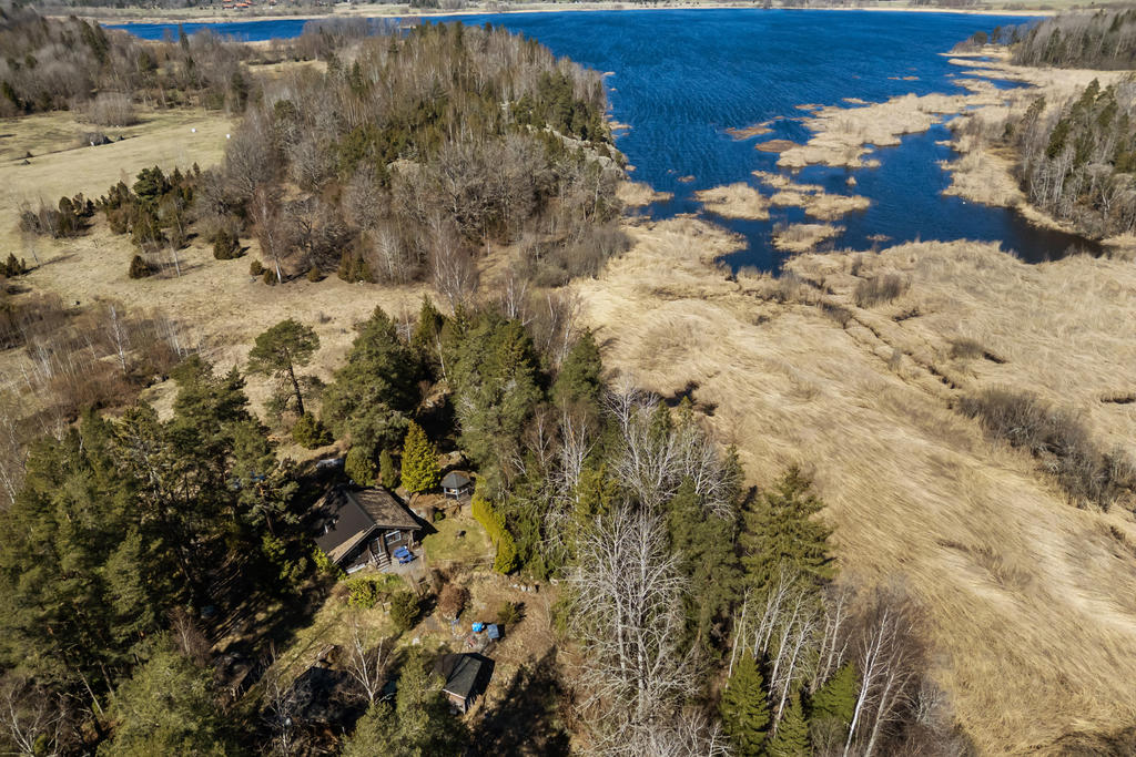 Hallonsveden 16 med sjön Sottern i bakgrunden