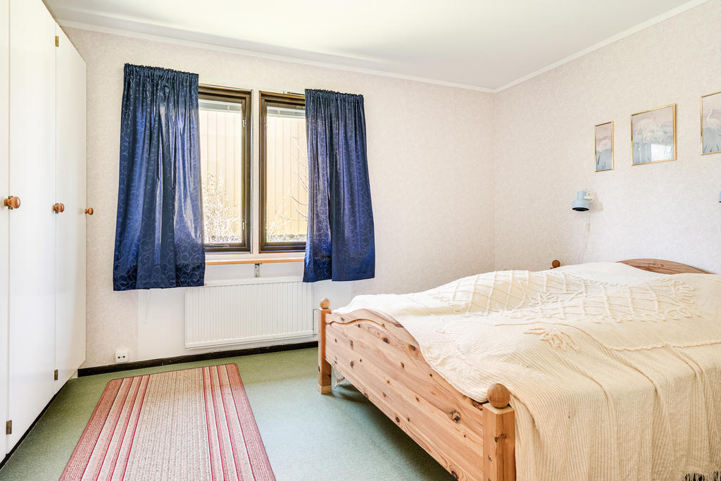 Sovrum 2 med garderober.