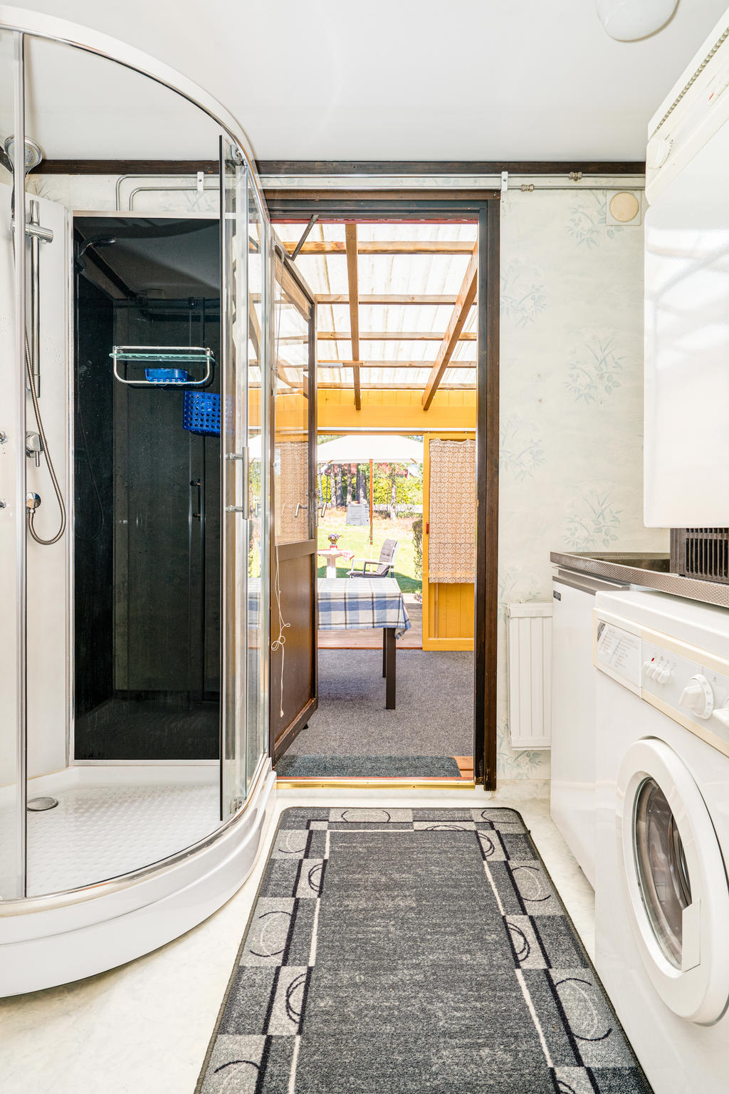 Tvättrum/Badrum, utgång till uterum.